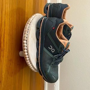 Womens On Cloud tennis shoes! Gently used.